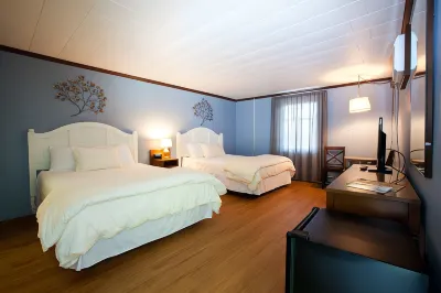 Whispering Winds Motel Hotels near Thayer Park