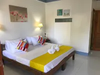 넵튠 다이빙 리조트 모얼보얼 Naomi's Bottle Museum 주변 호텔