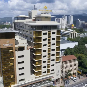 Golden Prince Hotel & Suites