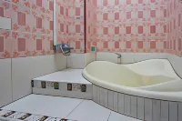 RedDoorz Plus Syariah Near Stasiun Pekalongan 2 Hotels in West Pekalongan