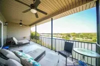 Cozy waterfront condo/ boat dock.  Awesome sunsets! Hotels in Garland County