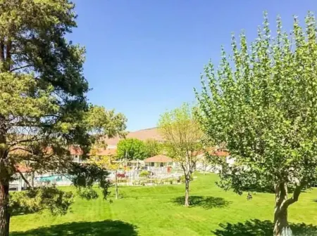 #126 condo by large pool/Pickup for the Gorge Shuttle-book seperately