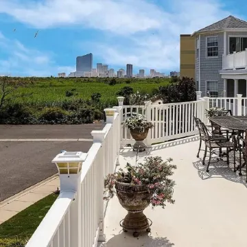 Luxurious Beach Block 4-Bdrm House for the whole family - prices reduced!!