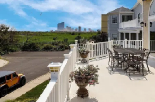 Luxurious Beach Block 4-Bdrm House for the whole family - prices reduced!!