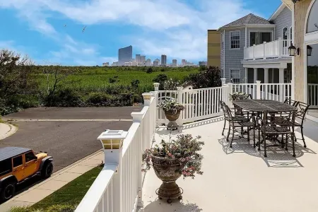 Luxurious Beach Block 4-Bdrm House for the whole family - prices reduced!!