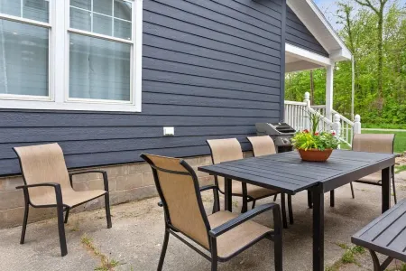 Beach House Lake Shore Road steps to Miller Beach access. 4 bedrm4 bathroom