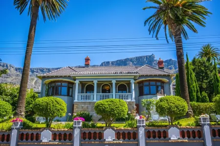 Cape Riviera Guesthouse Отели рядом с достопримечательностью «Devil's Peak»