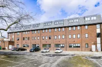 Hybrid Resi - Cheam, Sutton Near Wimbledon with Onsite Car Parking