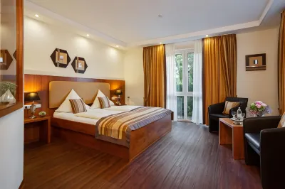 Hotel Mutter-Bahr Các khách sạn gần Krone Museum