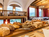 Engadiner Boutique-Hotel GuardaVal Отели в г. Замнаун