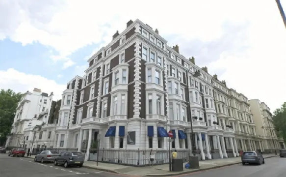 K Hotel Kensington Hotel dekat Stasiun Kereta Clapham Junction