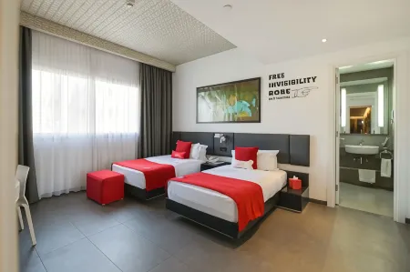 The Smallville Hotel Отели в г. Ghobeiry