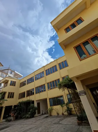 Ban Mae Boonthong Hotel Отели рядом с достопримечательностью «Wat Chedi Sao Lang»