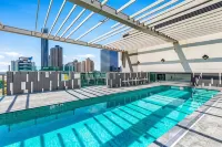 Quattro on Astor - Pool