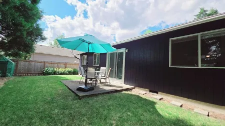 Charming 3-bedroom house with King Bed in fabulous Beaverton Отели рядом с достопримечательностью «ZoomCare»