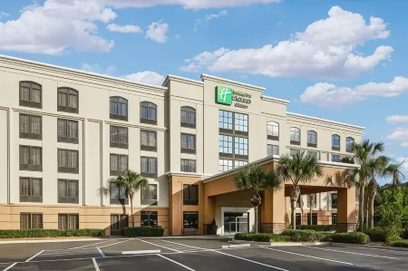 Holiday Inn Express & Suites Jacksonville SE- Med Ctr Area