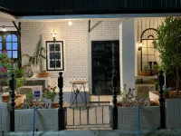 At Night 春蓬酒店