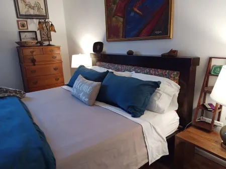 Overlooking Amazing Pool, 2 King en suite Condo, location, location, location!