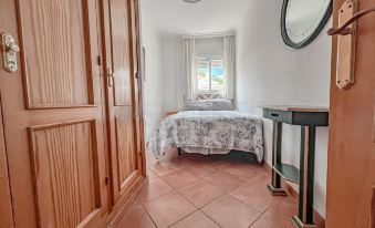 Bright 2-Bedroom Apartment with Private Patio and Communal Roof Terrace in Centr