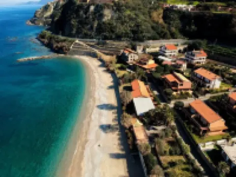 Little Paradise. Apartment near train station and beach