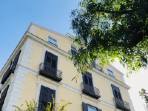 Lux Aurea โรงแรมในMeta