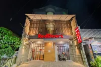 OYO 3219 Kristian Residence Hotels in Sambikerep Subdistrict