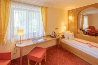 Hotel am Schlosspark Zum Kurfürst Hotels near Lohhof Bahnhof