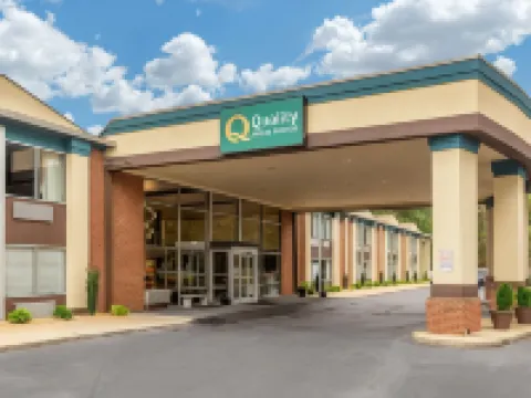 Quality Inn & Suites Apex-Holly Springs Hotels in Apex