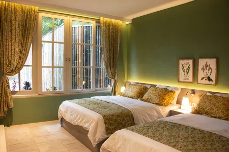 Villa Rone  - Spanish Garden Vibe in Puncak Отели рядом с достопримечательностью «Таман Сафари Индонезия Богор»