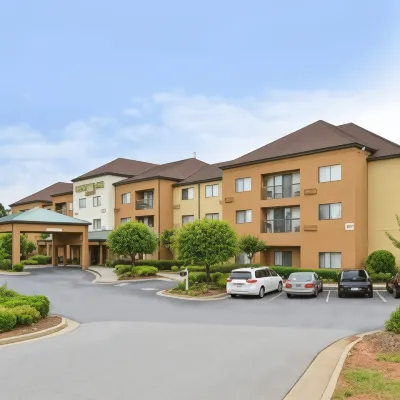 Courtyard Atlanta Suwanee Hotels near Ivy Creek Trailhead