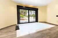 Blue Moon Resort - Hot Tub