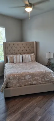 Charming 2-Bedroom Apartment in Downtown Manor Hotel a Manor