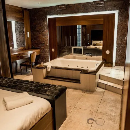 The Famous Floor Sleeps 26 and Group ACC Sleeps30