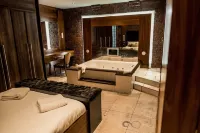 The Famous Floor Sleeps 26 and Group ACC Sleeps30 - Jacuzzi