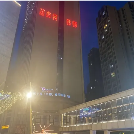 Chongqing Hechuan Wenyue (France) Resort Hotel Отели рядом с достопримечательностью «Готовная станция для пассажиров в Хичуане»