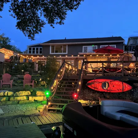 Slice of Heaven Lake Front Cottage with Hottub, Fire Pit, Kayaks & Dog Friendly!