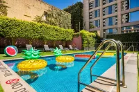 Holiday Inn Mumbai International Airport by IHG - 屋上プール