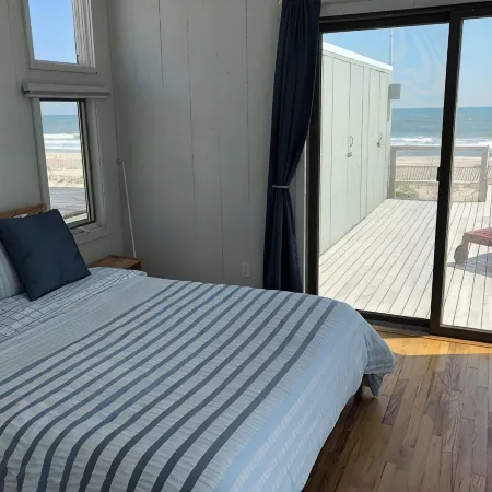 Oceanfront renovated home in FI Pines, stunning views & spacious outdoor oasis
