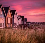 Gorgeous Beach-Front 2-Bed Apt w/ Free Gym & PKG Hotels in 