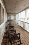 Spacious 5-bedroom house with private boat house/dock. Hot tub with serene views - 4성급