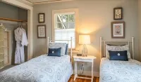 Peaceful, Updated Cottage. Walk to Town & Beach. - Country Houses
