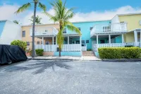 Tropical 2BR/2BA Getaway in Gorgeous Key Largo, Pool, Kayak, Lagoon, Marina, - Boutique