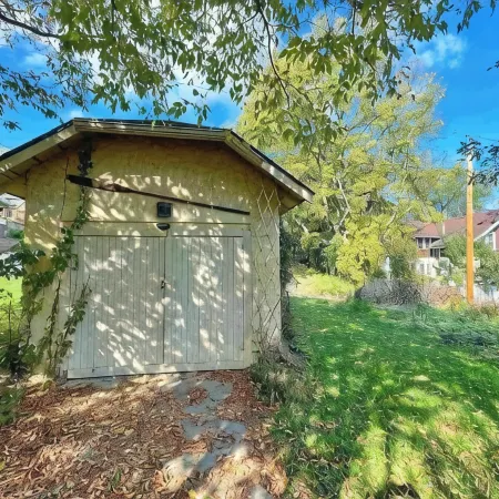 Renovated charmer in the heart of Decorah’s Park District Отели в г. Декора