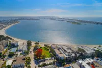 Beach Front Home, Hot Tub, View, Parking! - Apartemen