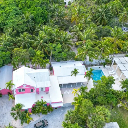 Pink Palms at Cable Beach - 4 Bedroom - 1 Minute to Beach