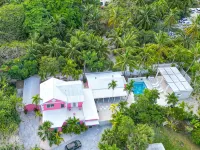 Pink Palms at Cable Beach - 4 Bedroom - 1 Minute to Beach