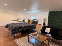 Luxury Cabin Sleeps 6 with Hot Tub and Outdoor Movie - Hytter