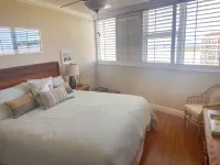 Beachfront Bliss: 2BR, 2BA with Stunning Sunset Views - Apartemen