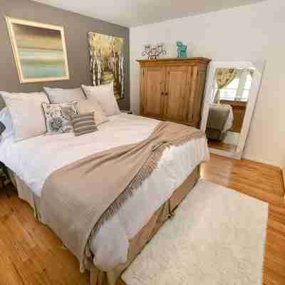 Walk to Tasting Rooms ~ Prime Location + Firepit Rooms