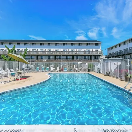 Lovely Renovated 2-Level Condo + Pool + Steps to the Beach!